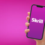 Smartfon z logo Skrill