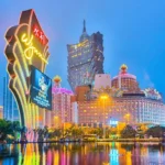 Kolorowe, wysokie budynki kasyn w Makau