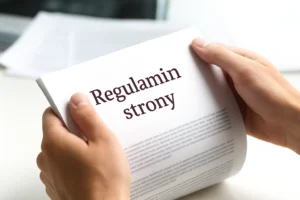 Osoba trzymająca kartkę z napisem Regulamin strony