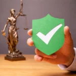 Zielona odznaka ze znakiem check na tle figury Temidy