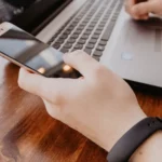 Laptop i telefon komórkowy